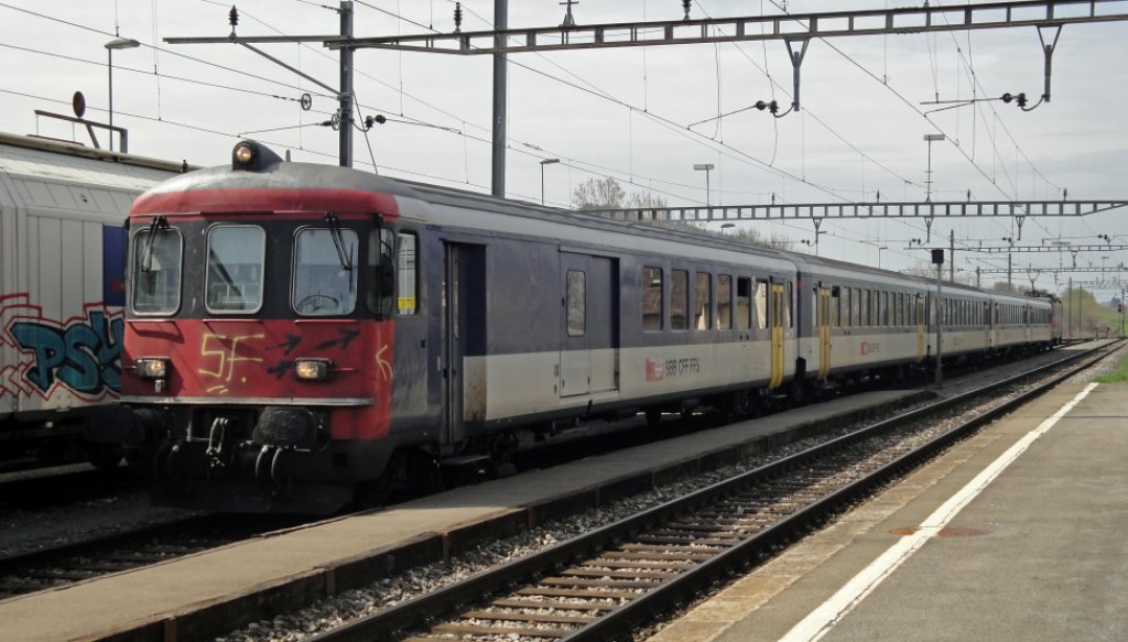 Verunstalteter Steuerwagen: Eine EW I/II Komposition mit der Re 4/4  11172 steht am 07.04.10 in Estavayer-le-Lac und wartet auf ihren Einsatz. Der BDt Steuerwagen hat vom ganzen Zug den einzigen Schnheitsfehler, aber das kann man  wegoperieren .