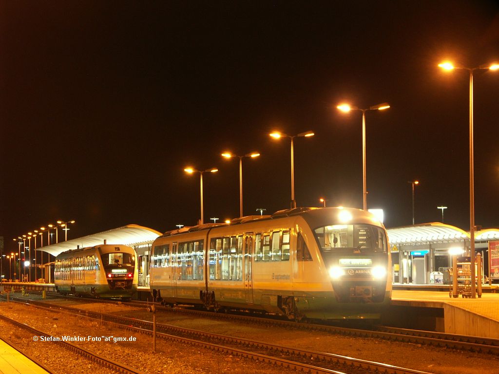 VGB - Desiro- Treffen am Abend des 4.11.2010 in Hof Hbf. Der hintere fuhr raus, sp�ter kam ein anderer Desiro genau da herein. Er kuppelte mitdem rechts stehenden VT zusammen und fuhr Richtung Sachsen in die Nacht. Ggf. war das aber nur zur Abstellung, konnte ich nicht mehr verfolgen...
