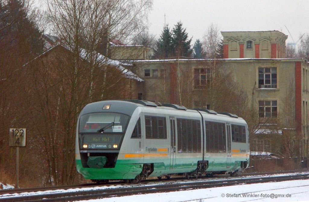 VGB Desiro VT 13 kommt hier durch Oberkotzau und zeigt sich in einer klassischen  Standardaufnahme whrend der Fahrt nach Hof. 27.01.2010.