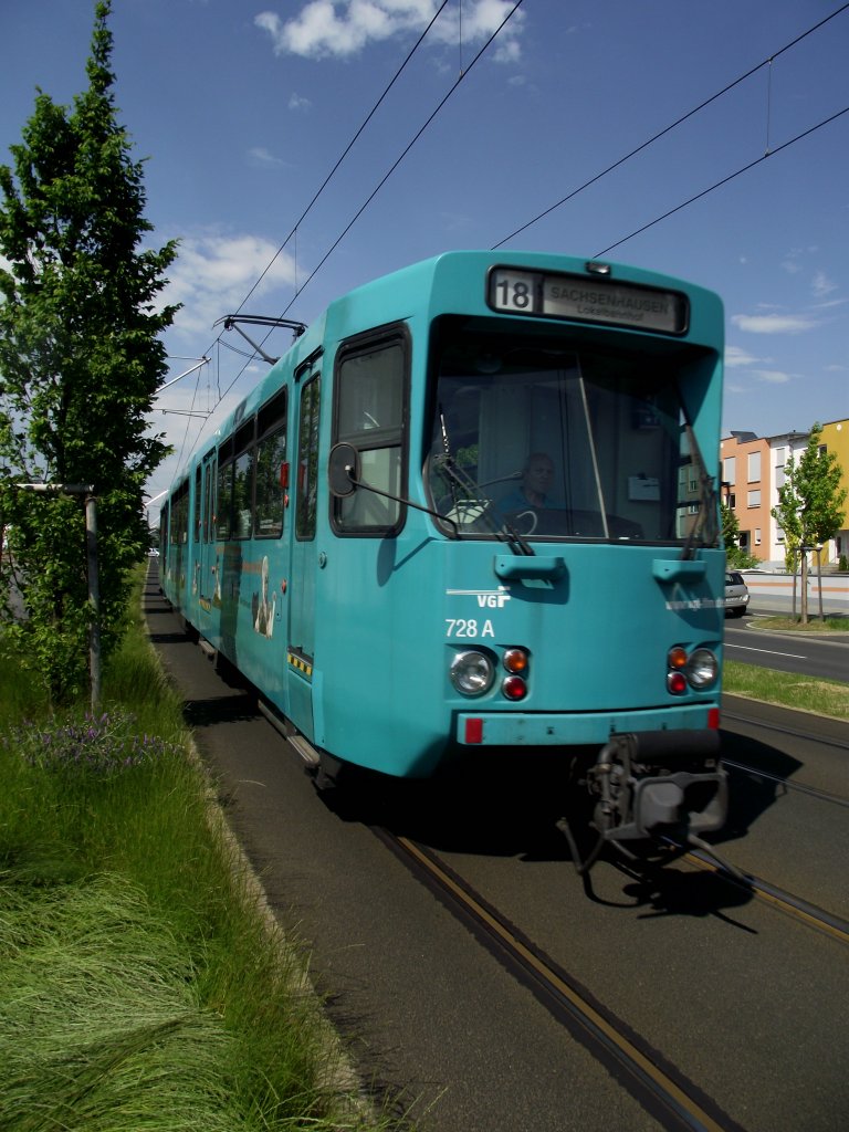 VGF Pt-Wagen 728 ist einer von drei zurckgebauten Ptb-Wagen die wegen Fahrzeugmangels der VGF wieder als Pt-Wagen unterwegs sind am 08.06.13  