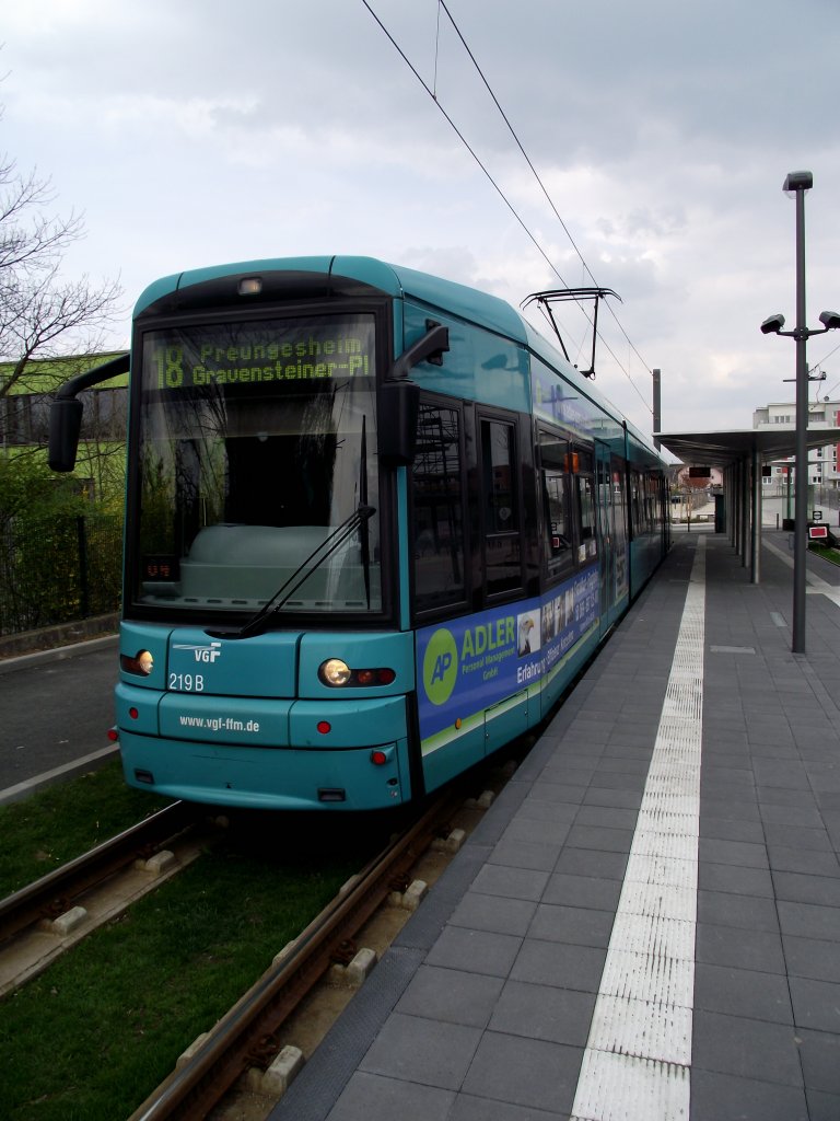 VGF S-Wagen auf der neuen Linie 18 am 14.04.12 in Frankfurt am Main Preungesheim