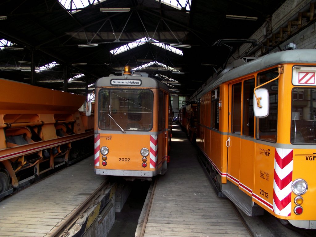 VGF Schleifzug ber den Zaun fotografiert am 08.06.13 in Frankfurt Eckenheim