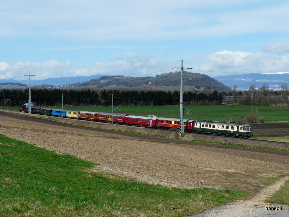 VHE / Verein Pendelzug Mirage - Nachschuss vom Whisky Train mit der 64 518 mit 9 Personenwagen sowie am Schluss der Triebwagen BDe 4/4 82 bei Kerzers am 13.04.2013