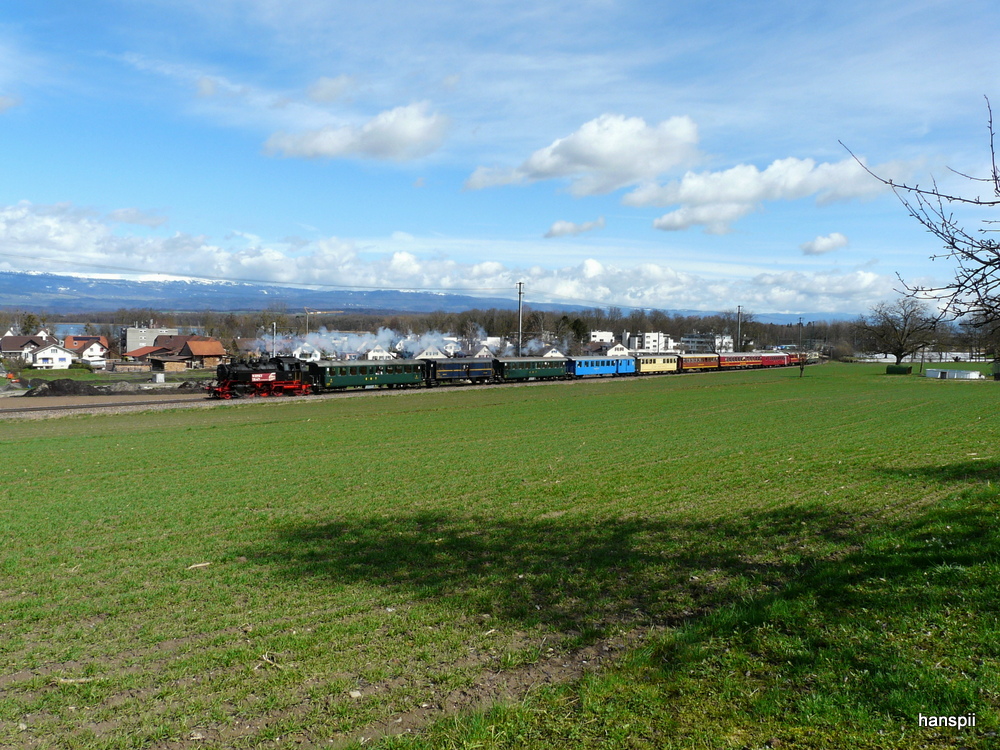 VHE - 64 518 mit 9 Personenwagen sowie am Schluss der Triebwagen BDe 4/4 82 als Whisky Train unterwegs bei Murten/Lwenberg am 13.04.2013