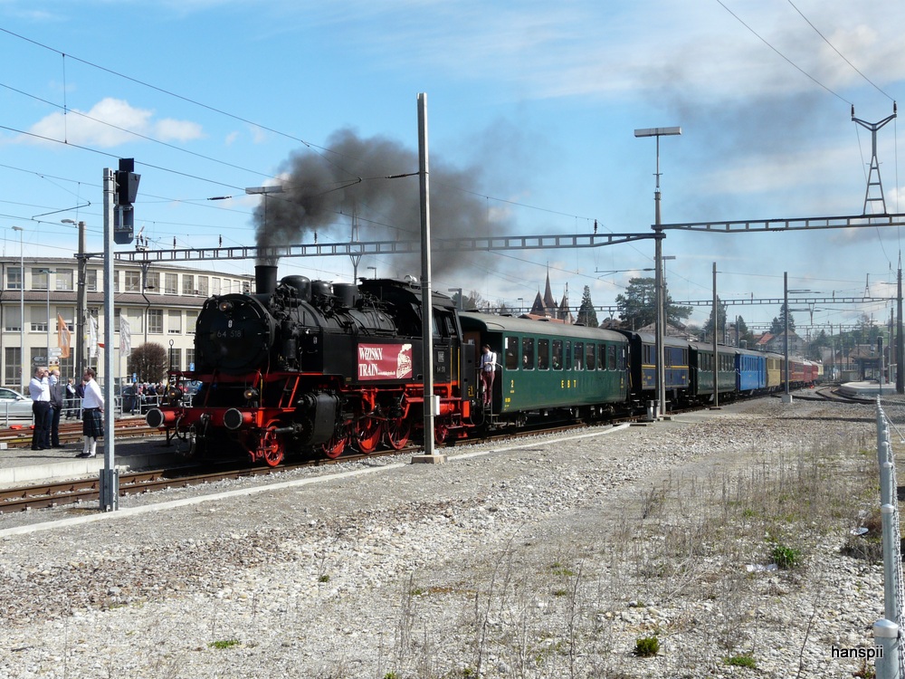 VHE - 64 518 mit 9 Personenwagen sowie am Schluss der Triebwagen BDe 4/4 82 als Whisky Train im Bahnhof Murten am 13.04.2013