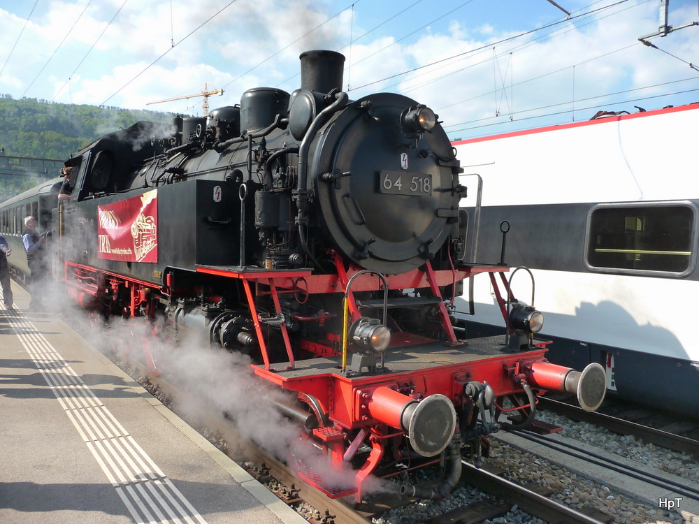 VHE - Dampflok 64 518 unterwegs mit einem Extrazug beim Zwischenhalt im Bahnhof Biel am 16.04.2011