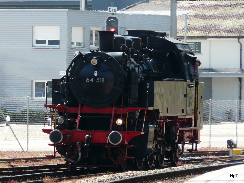 VHE - Dampfzug Rund um den Napf mit der Lok 64 518 bei Rangierfahrt in Wolhousen am 26.06.2010
