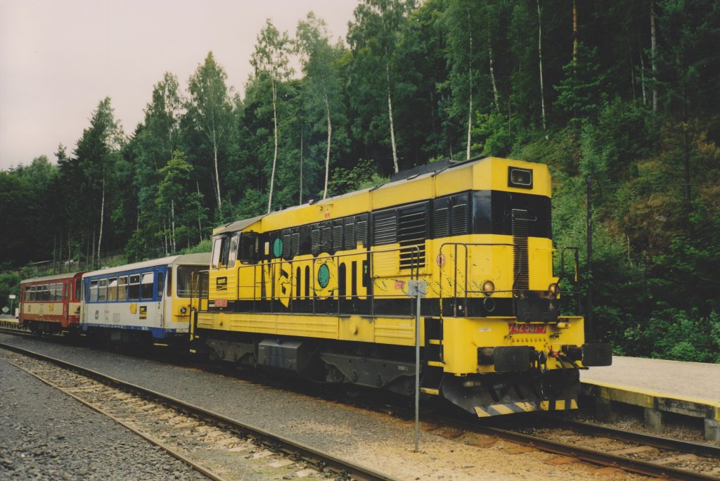 Viamont 742 507-7 mit Personenzug (2 Triebwagen) aus Sokolov. Kraslice Juli 2002