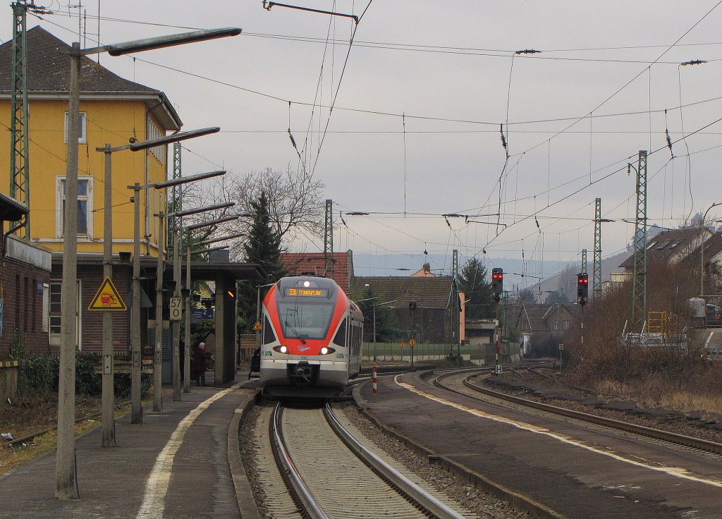 VIAS 303 als VIA 25011 von Neuwied nach Frankfurt (M) Hbf, beim Halt in Oestrich-Winkel; 24.02.2012