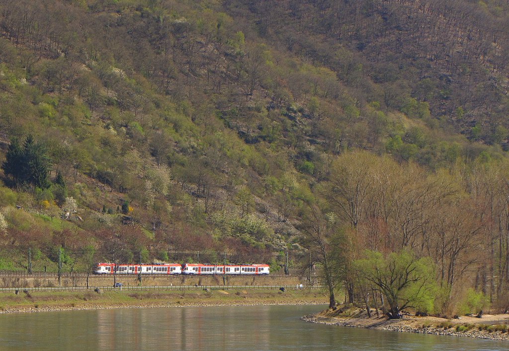 VIAS 304 + 303 als VIA 25018 von Frankfurt (M) Hbf nach Neuwied, im Rheintal bei Kaub am 01.04.2012