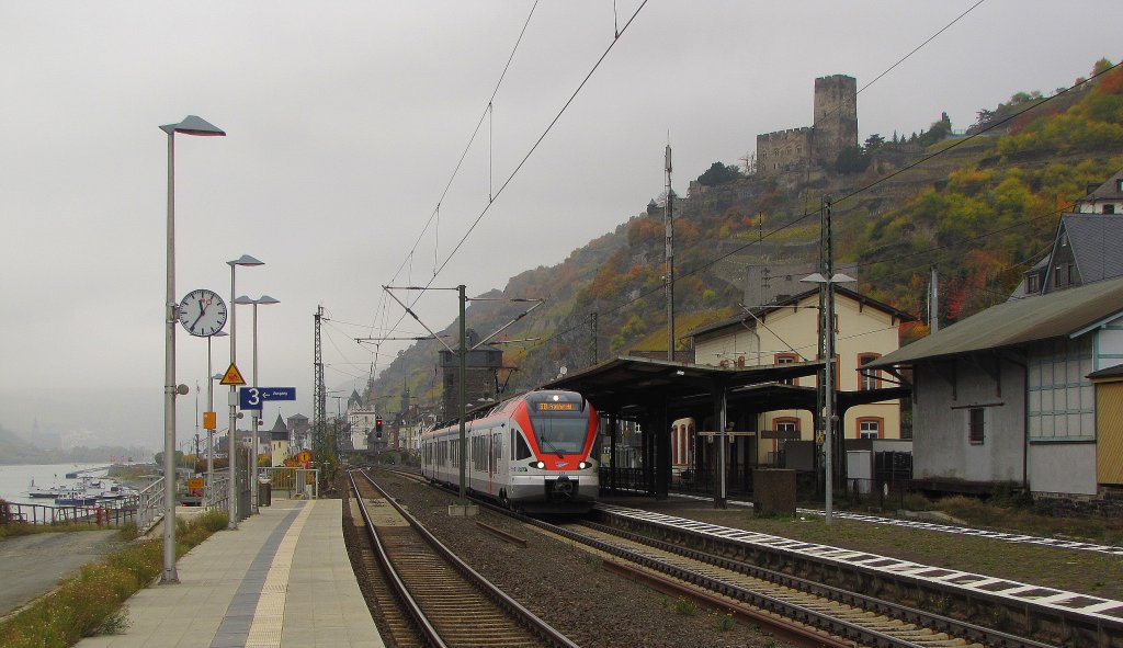 VIAS 403 als VIA 25015 von Neuwied nach Frankfurt (M) Hbf, beim Halt in Kaub; 01.11.2011