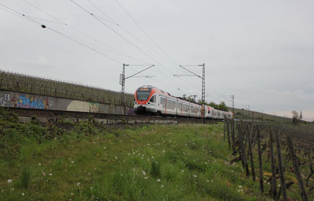 VIAS 408 + 409 als VIA 25022 von Frankfurt (M) Hbf nach Neuwied, am 26.04.2012 bei Hattenheim.