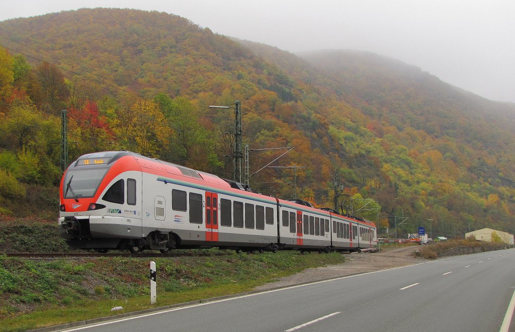VIAS 412 steht als sp�tere VIA 25066 nach Koblenz Hbf auf einem ehemaligen Anschlussgleis in Kaub, dass VIAS jetzt als Abtellgleis f�r ihre Triebz�ge nutzt; 01.11.2011