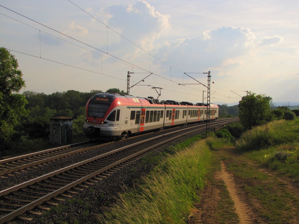 VIAS 414 als VIA 25029 (SE 10) von Neuwied nach Frankfurt (M) Hbf, bei Erbach (Rheingau); 22.05.2011