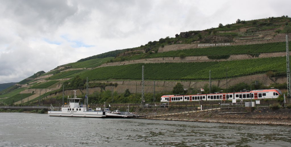 VIAS BR FLIRT 428 der Rheingaubahn abgestellt in Rdesheim unmittelbar an der Rheinfhre nach Bingen (12.08.2011)