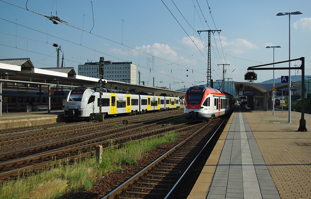 Vias Flirt 411 und 460 010-2 der MittelRheinBahn stehen warten im Hauptbahnhof Koblenz auf Abfahrt. Aufgenommen am 21.05.211.