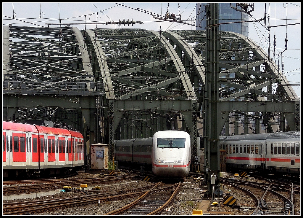 Viel Betrieb auf der Hohenzollernbrcke am Klner Hauptbahnhof. 1.7.2013