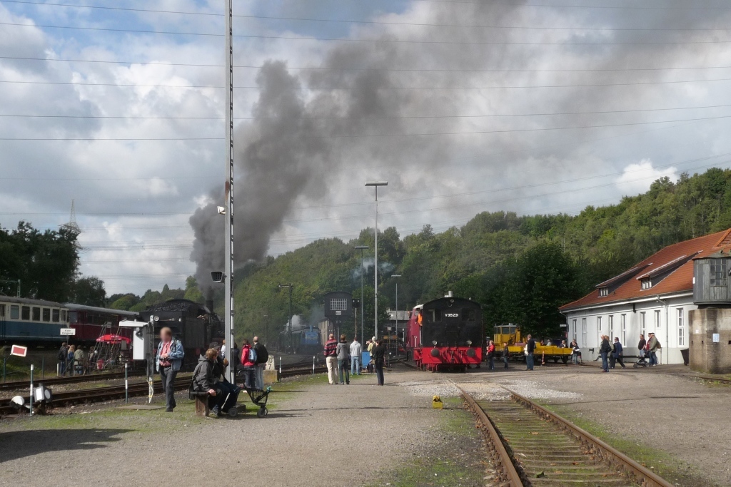 Viel Betrieb im Eisenbahnmuseum Bochum Dahlhausen am 18.9.2010: 
38 2257 macht krftig Rauch, hinten wartet der Pendelzug auf Abfahrt, und die Hespertaler V9 schiebt die V36 231 zurck aufs Abstellgleis.