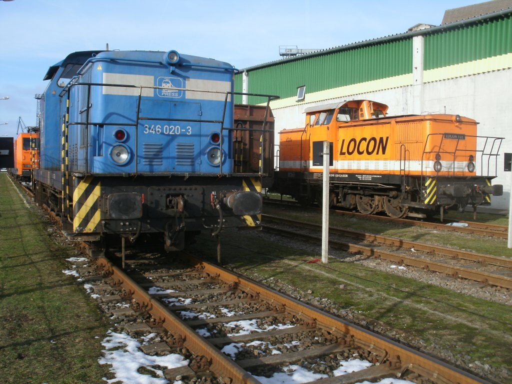 Viel Betrieb gab es am 27.Februar 2013 im Stralsunder Nordhafen.Dabei waren:PRESS 346 020,LOCON-101 und auch etwas zuerkennen 145-CL002 von EKO Trans.Aufnahme entstand durch den Zaun.