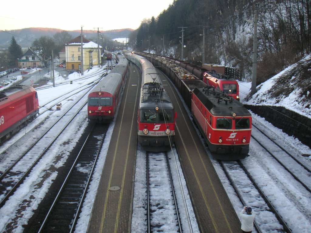 Viel Betrieb in Spielfeld/Stra am 17.2.2006. Die 1142 673-1 und 1044 123-6 stehen bereit zur Abfahrt.