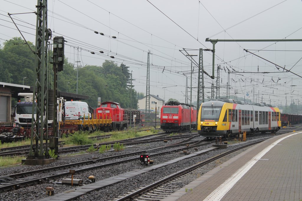Viel los am 3.6.12 in Limburg(Lahn). Hier rangiert ein Lint41 der HLB an zwei 185er fr die Tonzge nach Italien und einer V100 mit einem Wagen auf dem ein LKW von Veolia steht.