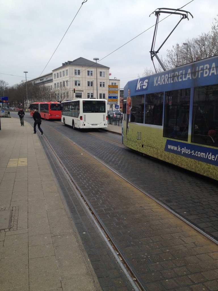 Viel los ist hier an der Straenbahnhaltestelle am Hollndischen Platz in Kassel, sodass sich eine Tram hier hinter zwei Bussen anstellen muss. Aufgenommen am 4.4.13
