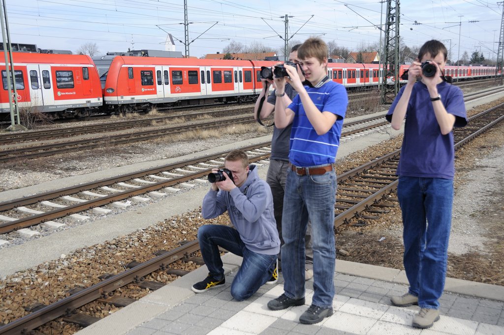 Viel Material fr unsere  Nordlichter . Stndig klickten die Verschlsse der Cams. Nur einer schien schon alle Objekte der Begierde zu haben: Dennis auf der  anderen  Jagd. (Trudering, 20.03.2010).
