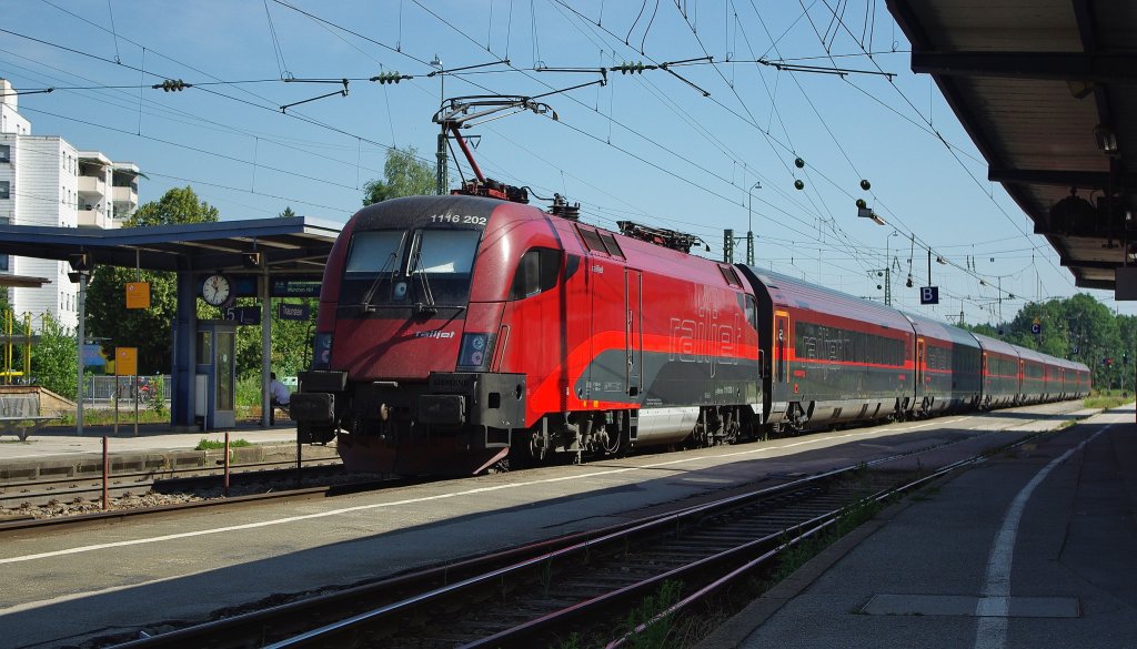 Viel Railjet-Verkehr war in und um Traunstein zu beobachten: Hier passiert 1116 22 mit einem RJ den Bahnhof Traunstein. Aufgenommen am 12.07.2010.