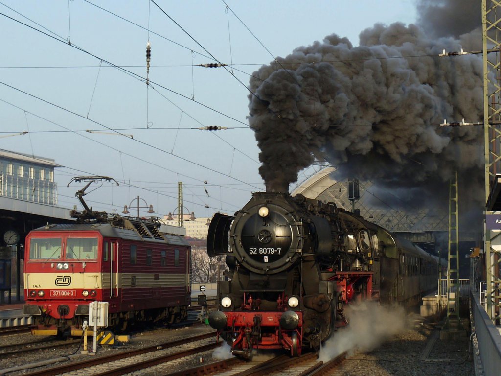 Viel Ru machte heute 52 8079 von Dampf plus bei Ausfahrt aus Dresden-Hbf. zur SVC-Sonderfahrt ins bhmische Reichenberg (Liberec), aus dieser Region grt schon mal Kndelpresse 371 004, genannt  Otik  ; 17.03.2012