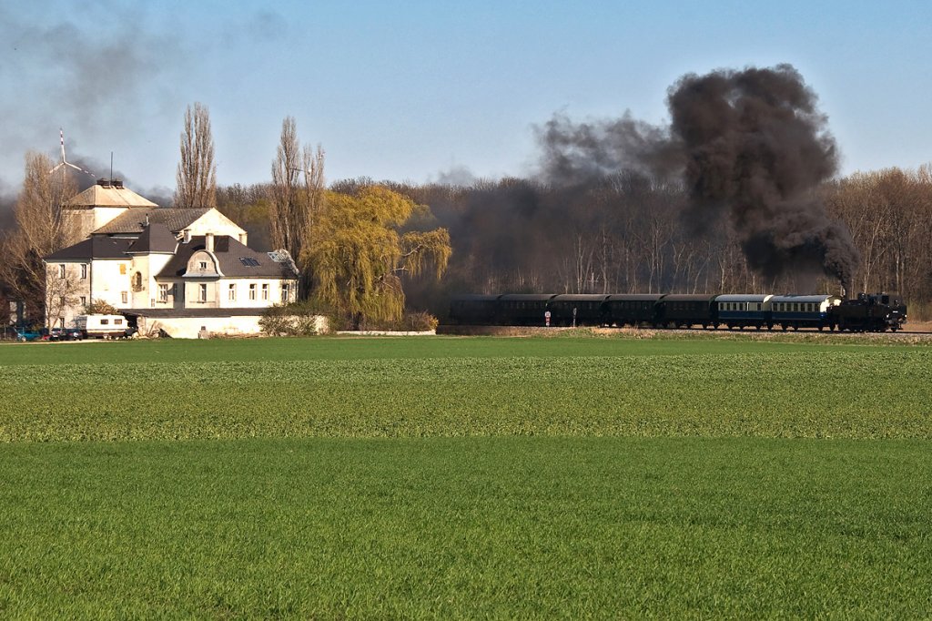 Viel schwarzer Rauch auch nach Prinzendorf an der Zaya. BR 93.1420, am 09.04.2012.