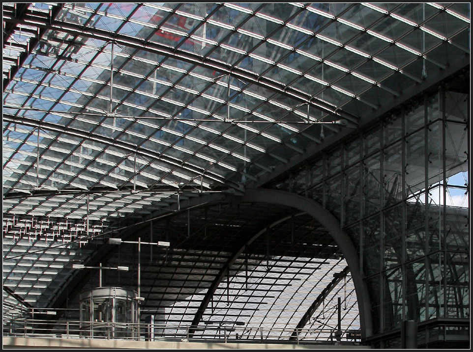 Viel Stahl und Glas und nur der Hauch eines Zuges -

... ganz oben im Bild: Berlin Hauptbahnhof. 

19.08.2010 (M)
