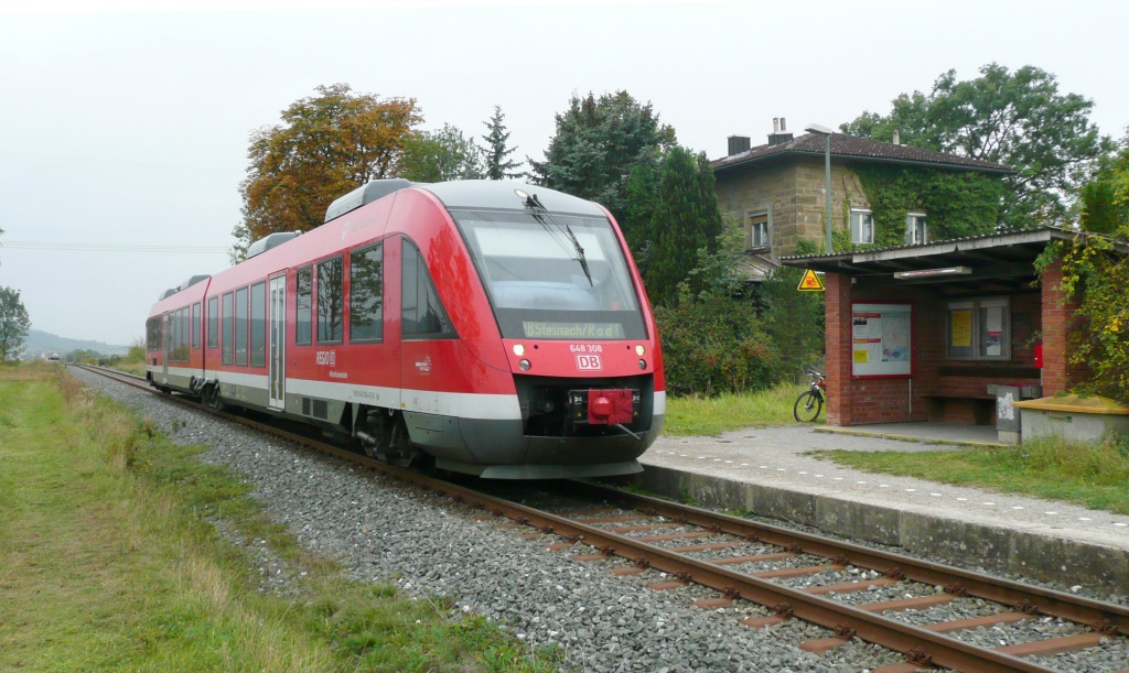 Viel vernderte sich in den folgenden 19 Jahren nicht, bis 648 808 am 5.10.11 nach Hartershofen kam. Rechts im Hintergrund das ehemalige Bahnhofsgebude.