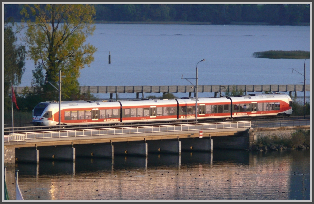 Viel Verkehr auf dem Damm von Rapperswil. SOB Flirt. (01.10.2010)