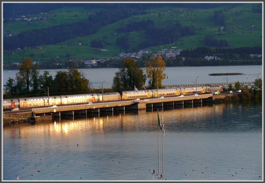 Viel Verkehr auf dem Damm von Rapperswil. S5 Dosto Re 450 Doppeleinheit. (01.10.2010)