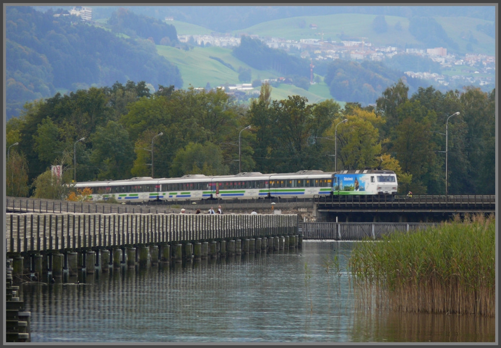 Viel Verkehr auf dem Damm von Rapperswil. SOB Voralpenexpress. (01.10.2010)