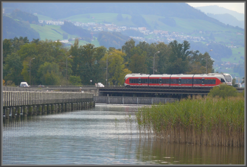 Viel Verkehr auf dem Damm von Rapperswil. SOB Flirt. (01.10.2010)