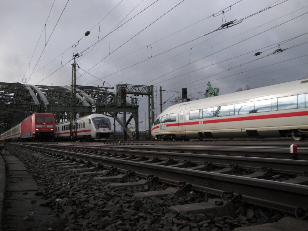Viel Verkehr auf der Hohenzollernbr�cke an diesem Sonntagnachmittag. Hier begegnen sich zwei IC (einer in Richtung Hbf und einer nach Messe/Deutz sowie ein ICE3, ebenfalls in Richtung K�ln Hbf unterwegs (27.02.2011).