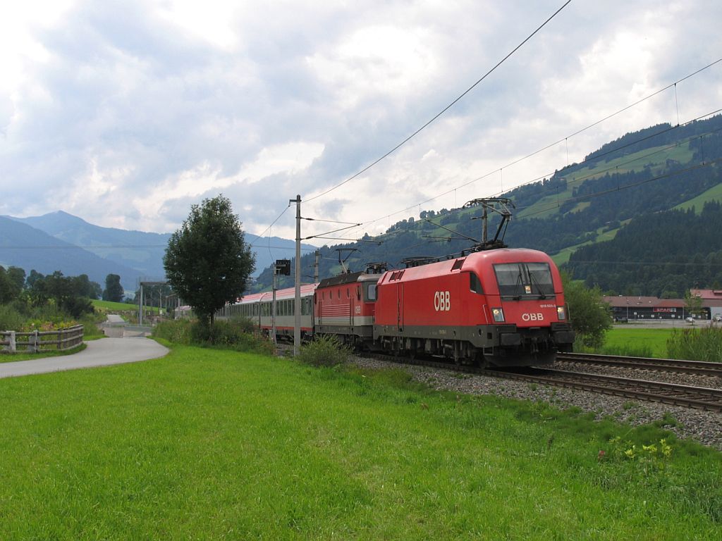 Viel Zugkraft mit zwei Loks fr eine Intercityzug. Hier sind 1016 024-5 und eine 1144 mit OIC649 Innsbrck Hauptbahnhof-Wien Westbahnhof unterwegs bei Brixen im Thale am 12-8-2010.

