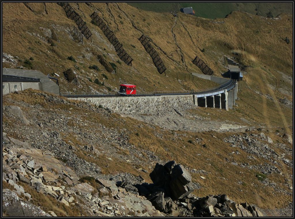 Viele Kunstbauten ermglichten die Erschliessung der Niesenpyramide. (22.10.2012)