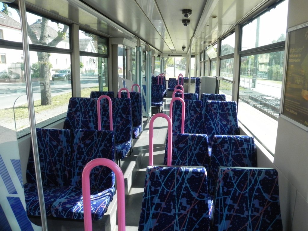 Viele Straenbahnen in Darmstadt verkehren mit einem Beiwagen, wie er auf diesem Foto zu sehen. Die Sitze sind recht gemtlich und der Fahrkomfort fr eine Straenbahn sehr gut. 16.09.2012 um 13:59 Uhr kurz vor der Abfahrt Richtung Hauptbahnhof an der Endhaltestelle  Darmstadt Kranichstein . :