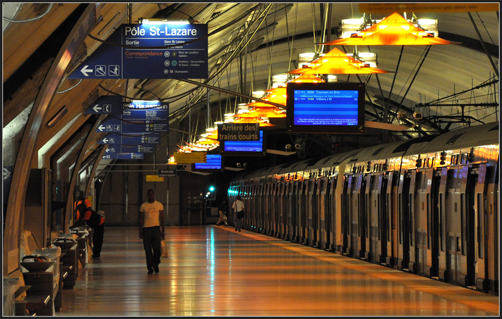 Viele Türen für einen Dosto - 

Impression aus der RER-Station  Haussmann - Staint-Lazare . 

18.07.2012 (J)