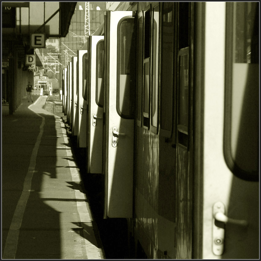 Viele Türen - 

Regionalexpress Stuttgart - Nürnberg im Hauptbahnhof Stuttgart. Für das Bild haben wir ein paar Türen zusätzlich geöffnet. 

03.10.2011 (M)