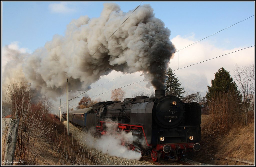 Vielen Dank an Julian und Matthias, diese berraschung ist euch wirklich geglckt. Denn am 19.02.2011 macht ich mit den zwei auf den Weg nach Garmisch-Partenkirchen. Sie sagten es gbe vielleicht die eine oder andere berraschung. Man rechnet sicherlich mit vielen, aber nicht mit 01 2066, die eigentlich die 033 ist, vom Eisenbahn Museuem in Nrdlingen. Dementsprechen war ich auch wirklich beeindruckt von dieser Wahnsinnigen Maschiene. MERCI :) 
