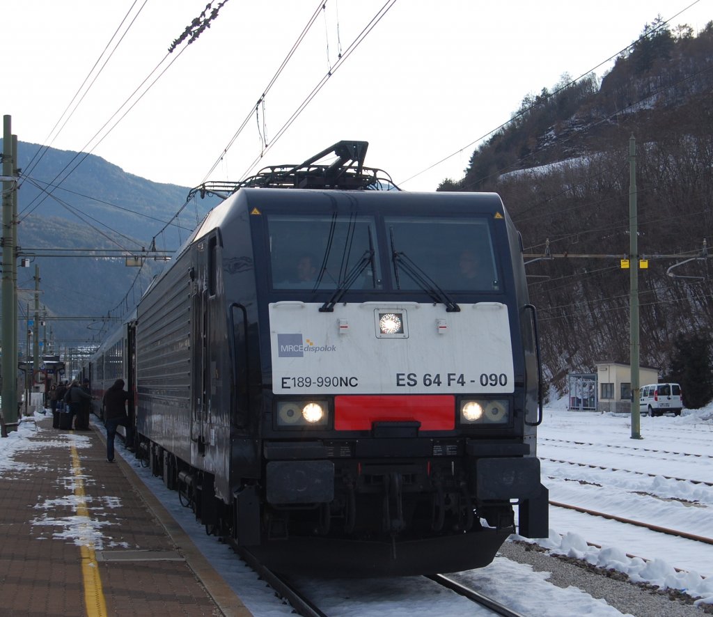 Vielen Dank fr das Fernlicht an die freundlichen Tf´s der 189 990-5, ebenfalls im schwarzen MRCE-Gewand fr NordCargo unterwegs. Am 2.1.2010 legte diese eien Halt im Bahnhof Brixen ein, um als nchsten dem Brenner auf der Fahrt nach Mnchen zu zustreben.