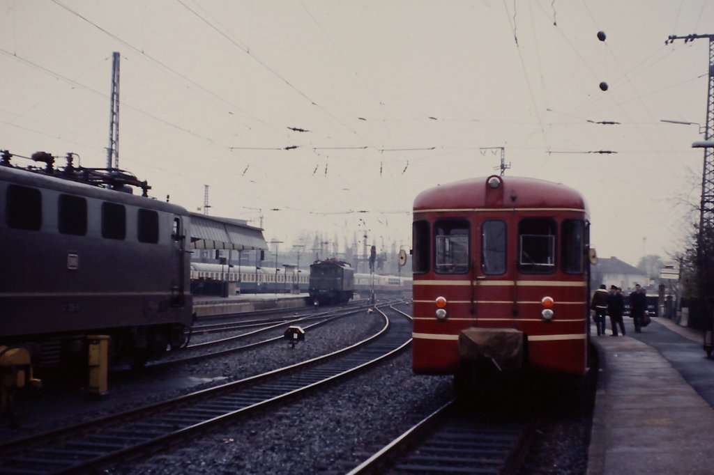 Vielfalt in Mnster Hbf. Mitte der 1970er Jahre. Zwischen der 141 der DB und dem Triebwagen der WLE wartet eine 104 auf einen neuen Einsatz und ein IC verlt mit einer 103 den Bahnhof in Ricntung Hamburg. Leider war es an dem Tag recht feucht.