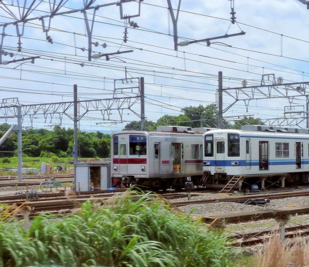 Vielfalt der Tôbu-Züge: Weit draussen auf dem Land stehen ein weisser Zweiwagenzug für den ländlichen Lokalverkehr (Nr.8505) und ein U-Bahnzug (Nr.9101) zur Einfahrt auf die Tokyo Metro. Shinrin Kôen, 24.Juni 2011.  