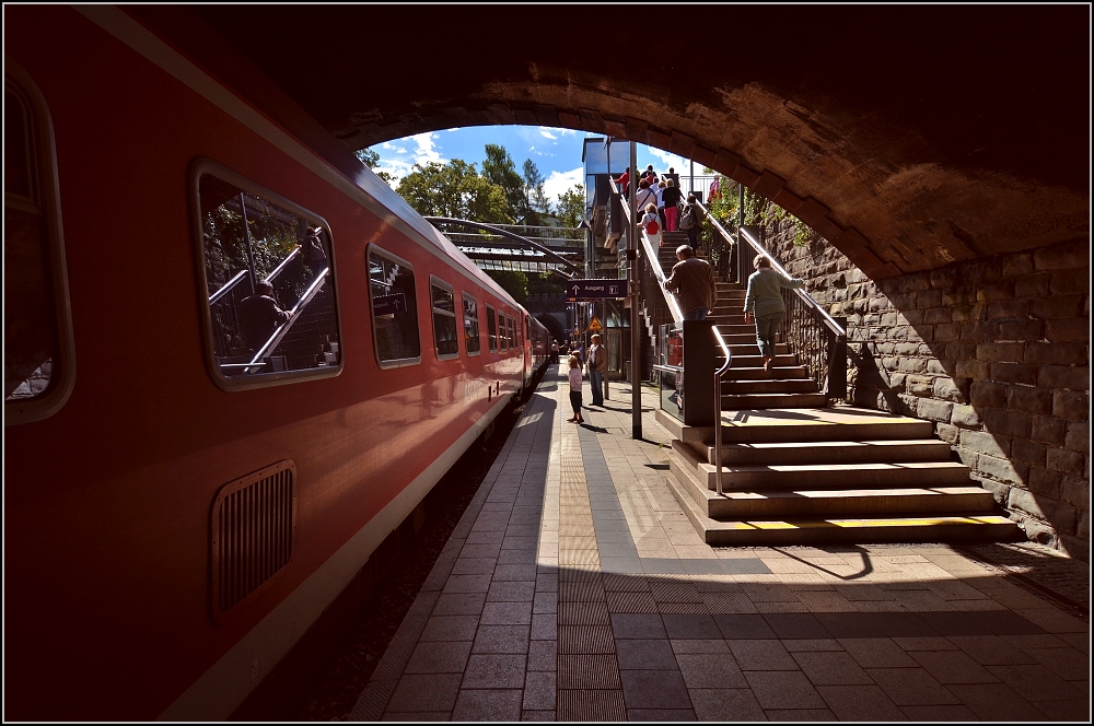 Vielleicht Deutschlands schrgster  Hauptbahnhof . Auer Zughalten von RB und IRE hat berlingen Mitte nichts zu bieten, was einen Hauptbahnhof ausmacht. Dafr gibt es hier echte Modellbahnatmosphre. Ein Gleis, einen Bahnsteig zwei Tunnelportale, eine Brcke, zwei Sttzmauern. 611 032 im Doppelpack mit 611 005 wartet unter der Straenbrcke auf seine Abfahrt. Juli 2012.