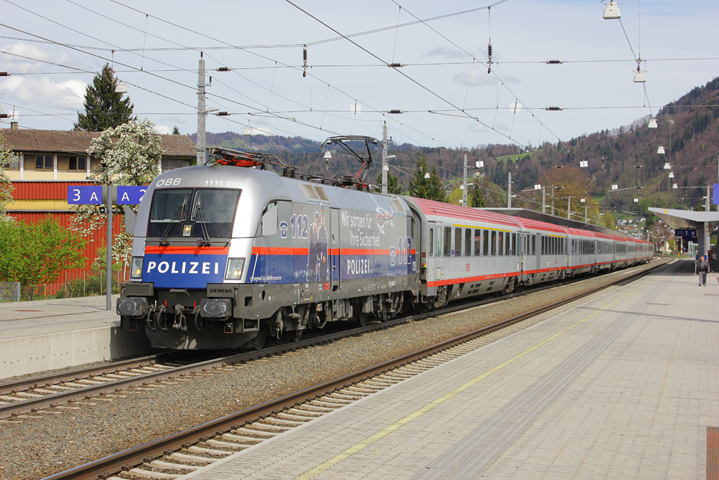 Vielleicht mein letztes Rendevouz mit der Polizei-Lok da sie ja voraussichtlich am 2. Mai nach Linz einbezogen wird und zur Railjet-Maschine wird. Heute frh kam die Polizei-Lok mit 246 nach Bregenz und am Nachmittag zieht sie den 961 wieder zurck nach Wien West. Hier in Dornbirn. ( 21.04.12 )

Lg