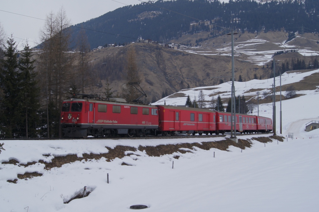 Vielleicht zum letzten mal hatte ich am 3.3.10 die Gelegenheit, einige Bilder einer Ge 4/4 I zu schiessen. Zwischen Bergn und Preda bespannte die Ge 4/4 I 605 die stndlichen Schlittelzge. Auf dem Bild verlsst die Lok Bergn mit dem Regio 851.