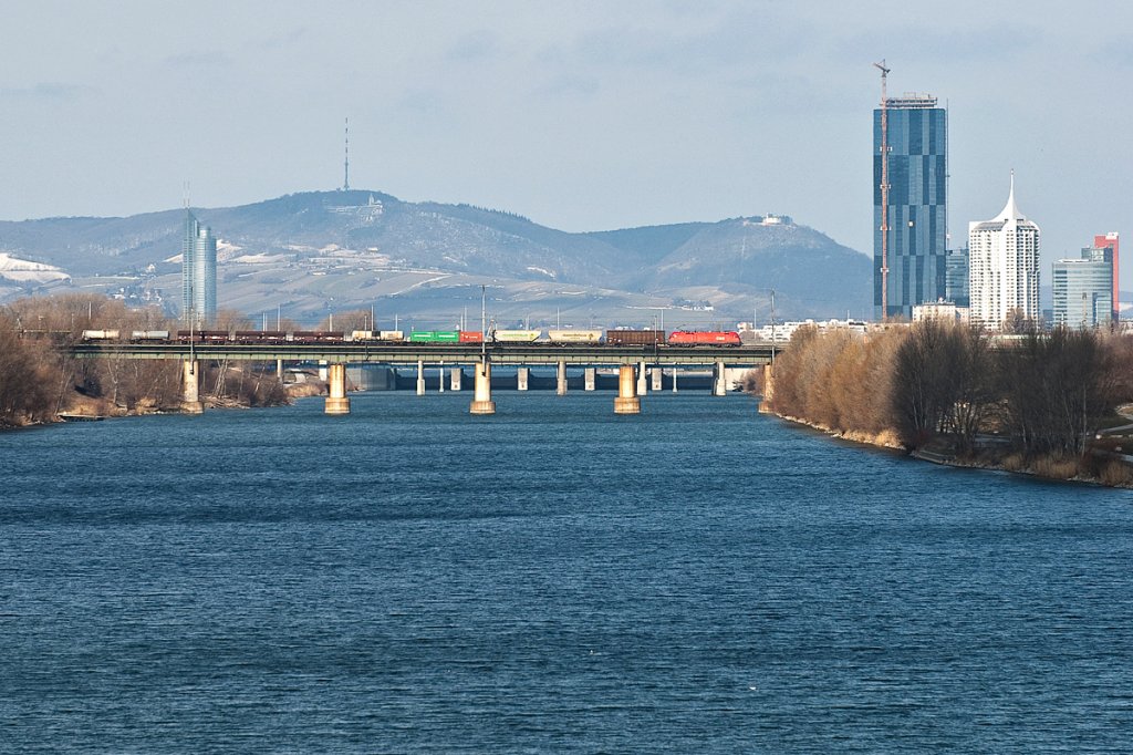 Vienna's highest level, der DC Tower 1 soll bei seiner Fertigstellung 220 m hoch in den Himmel ragen. Noch ist es nicht so weit, als dieser Gterzug das Entlastungsgerinne zwischen Wien Praterkai und Wien Lobau berquert. Die Aufnahme enstand Anfang Mrz 2013.